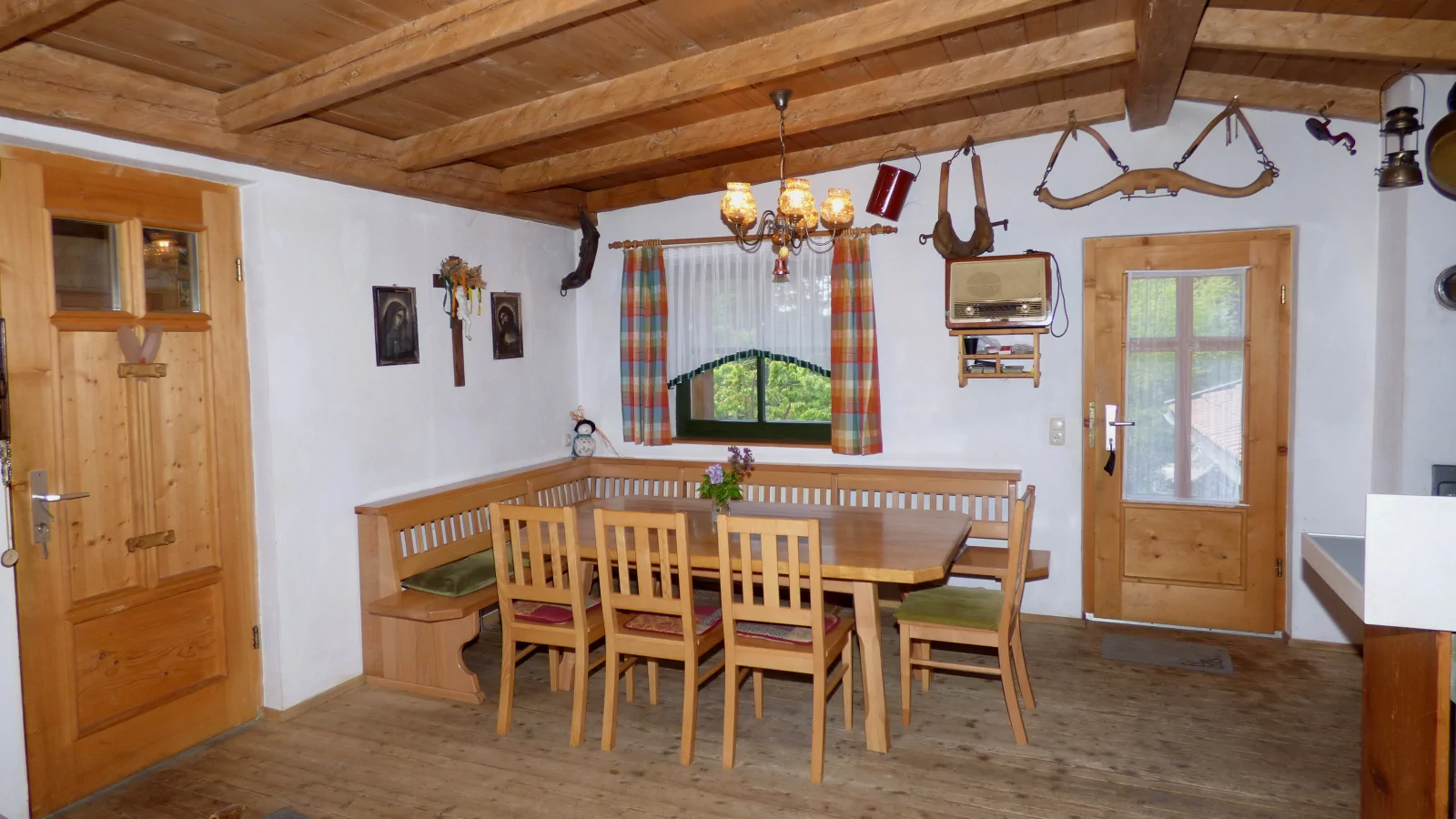 richards-museumshuette-bayerischer-wald-selbstversorgerhaus-essbereich-tisch-1600